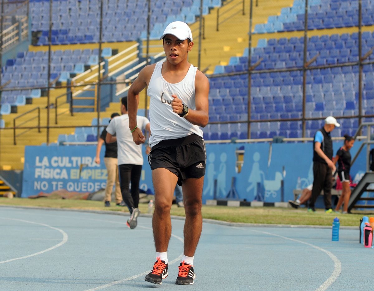 José Raymundo entrena desde muy temprano en el Estadio Mateo Flores. (Foto Prensa Libre: Jeniffer Gómez)