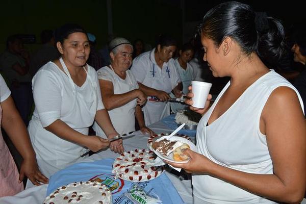 Mujeres que concluyeron el curso de pastelería y repostería sirven porciones de pastel, en Teculután, Zacapa. (Foto Prensa Libre: Víctor Gómez) <br _mce_bogus="1"/>