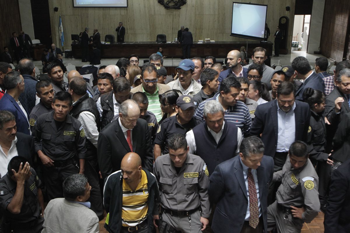 Sindicados en el caso Cooptación del Estado esperan el comienzo de la audiencia de primera declaración en la Sala de Vistas de la Corte Suprema de Justicia. (Foto Prensa Libre: Hemeroteca PL)