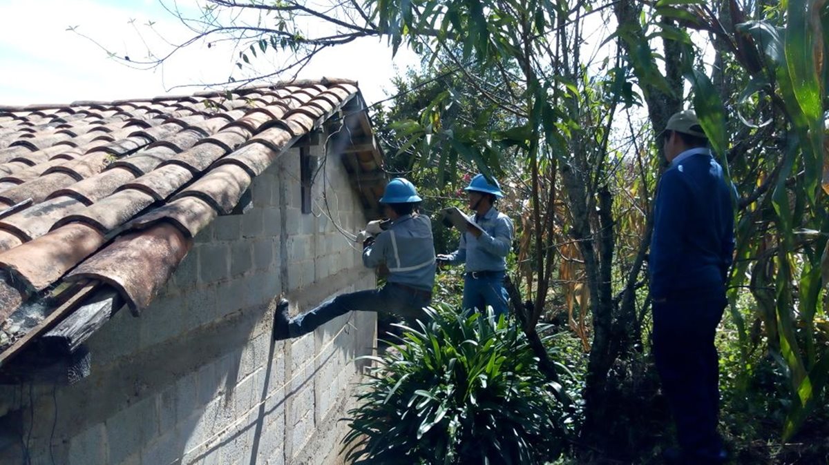 Brigada de Energuate suspende el servicio de energía eléctrica al alcalde de Patzité. (Foto Prensa Libre: Héctor Cordero)