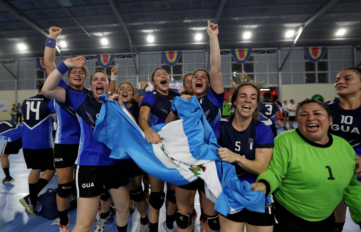 El equipo femenino de Balonmano se coronó campeón de las justas centroamericanas. (Foto Prensa Libre: Carlos Vicente)