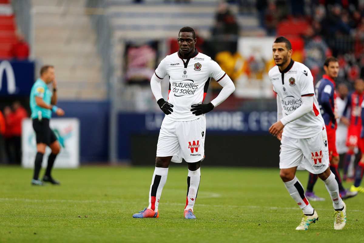 Mario Balotelli muestra su frustración luego de la derrota del Niza. (Foto Prensa Libre: AFP)