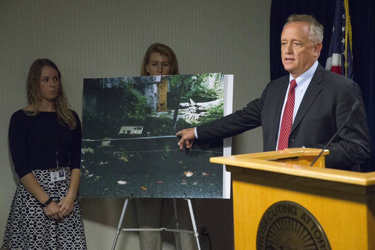 Joe Deters, fiscal del caso, explica que no hay argumentos para presentar cargos contra la madre del menor. (Foto Prensa Libre: AP).