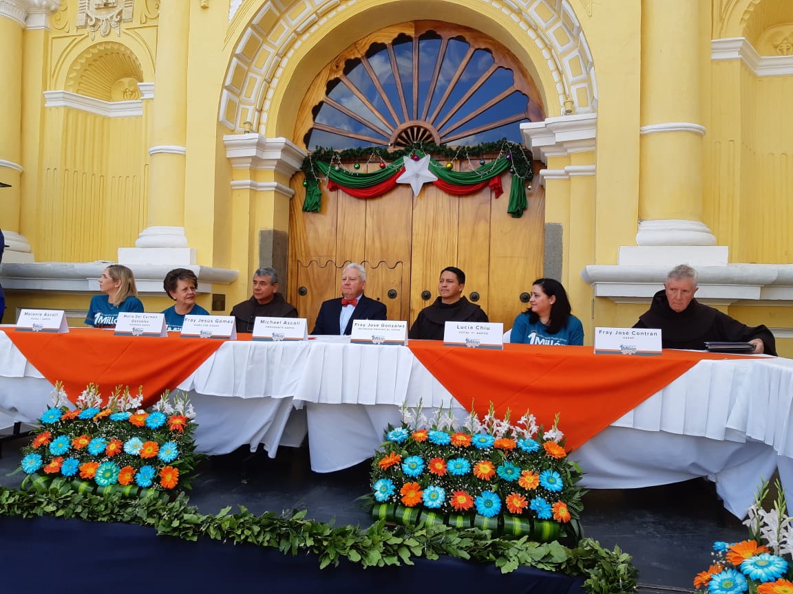 Organizadores de la rifa durante el sorteo en Antigua Guatemala, Sacatepéquez. (Foto Prensa Libre: Julio Sicán)