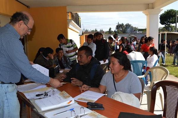 Afectados por  la industria Alianza Fashion, en Chimaltenango, reciben apoyo de las marcas. (Foto Prensa Libre: José Rosales)