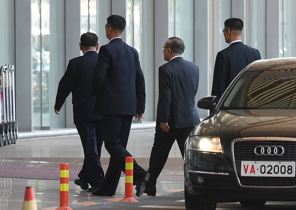 El general Kim Yong Chol, arribó este 30 de mayo a Pekín para tomar un vuelo con destino a Nueva York. (Foto Prensa Libre: AFP)