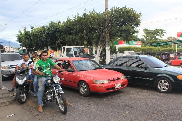 Automovilistas no respetan el espacio destinado para que  transeúntes  crucen la calle.