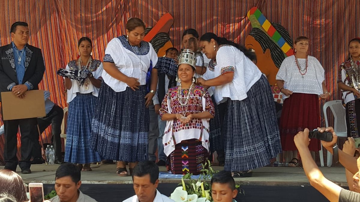 Coronación de Marleny García Jiménez, actual Rabín Ajaw, quien exige acciones en favor de los migrantes. (Foto Prensa Libre: Mike Castillo)