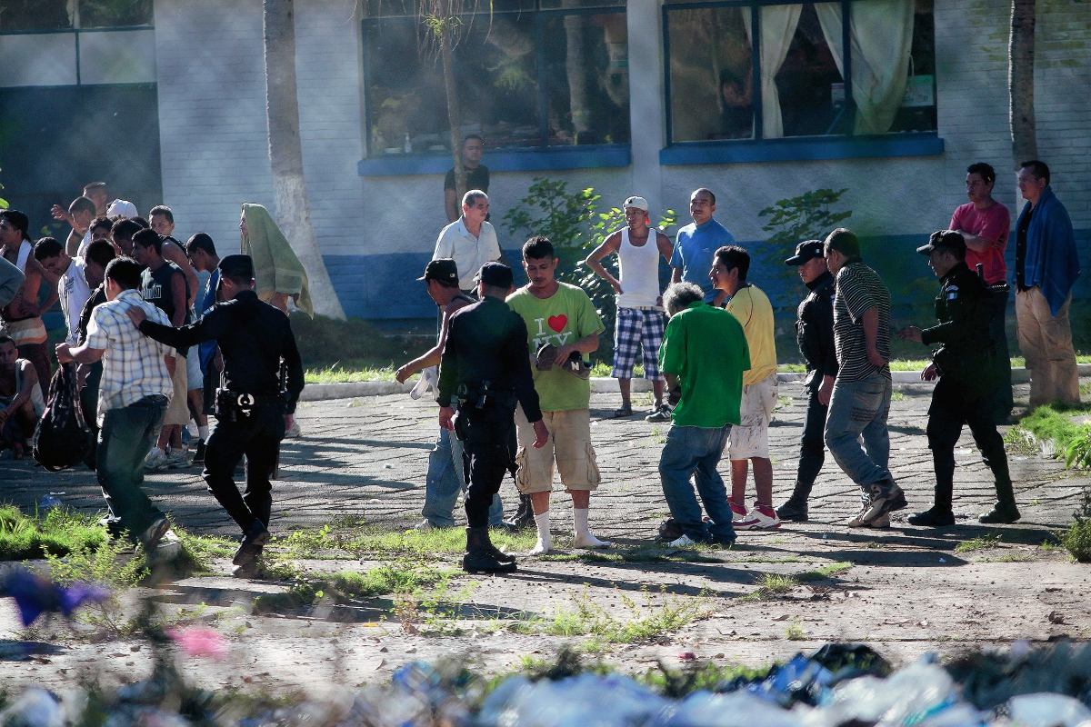 Reos de la Granja de Rehabilitación Penal Canadá, se amotinaron la noche del domingo último. (Foto Prensa Libre. Erick Ávila)