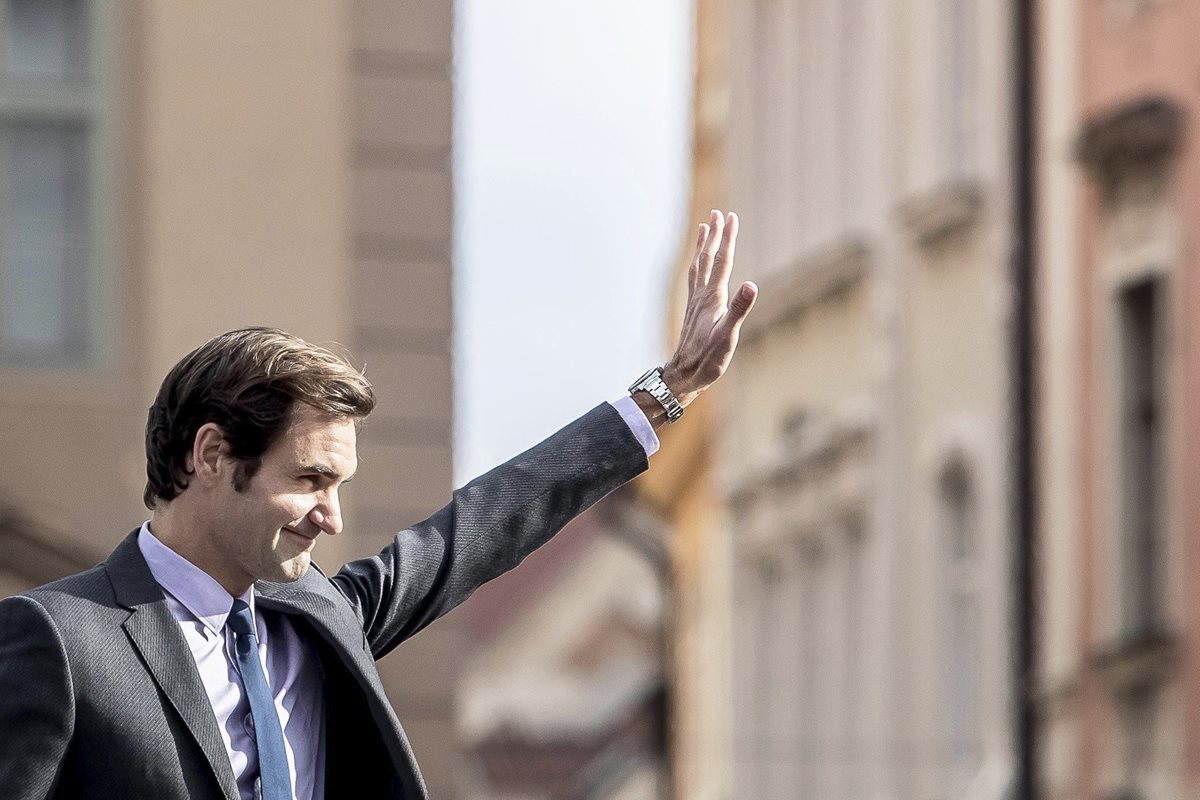 El tenista suizo Roger Federer, saluda a sus seguidores durante un evento promocional del torneo Copa Laver en la plaza de la Ciudad Vieja de Praga. (Foto Prensa Libre: EFE)