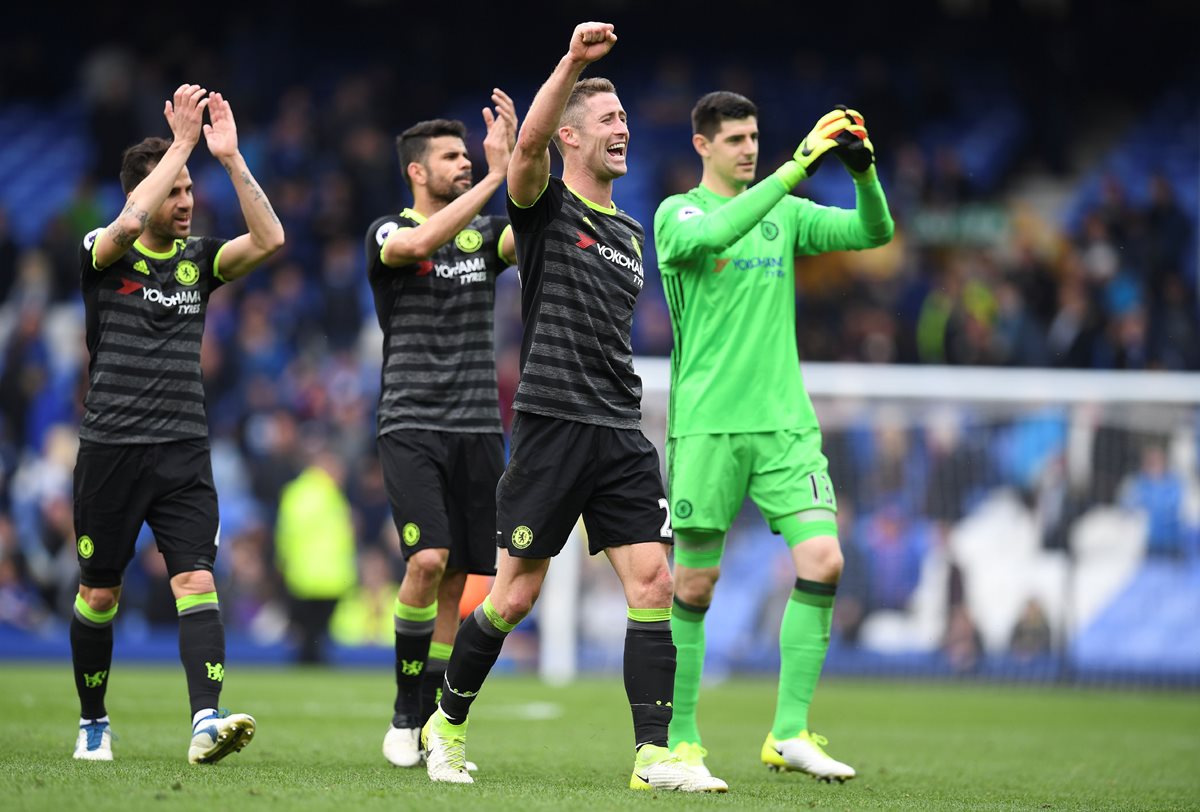 Gary Cahill agradece a los seguidores del Chelsea y festeja el triunfo con sus compañeros. (Foto Prensa Libre: AFP)