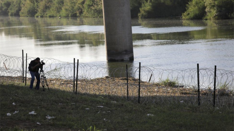 El alambre de púas también se colocó a la orilla del Río Grande, el límite natural entre Estados Unidos y México en el estado de Texas. GETTY IMAGES