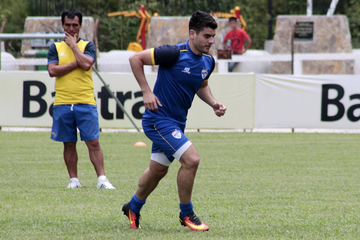 El uruguayo Maximiliano Lombardi durante su primer entrenamiento con Cobán Imperial. (Foto Prensa Libre: Eduardo Sam)