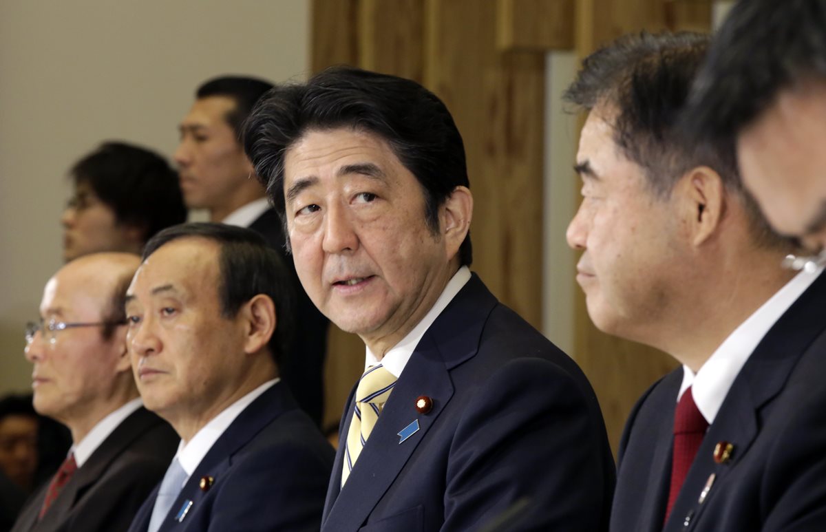 El primer ministro japonés, Shinzo Abe, durante la reunión don el gabinete de gobierno donde se aprobó la construcción y el diseño del nuevo estadio olímpico para los Juegos de Tokio 2020. (Foto Prensa Libre:AP)