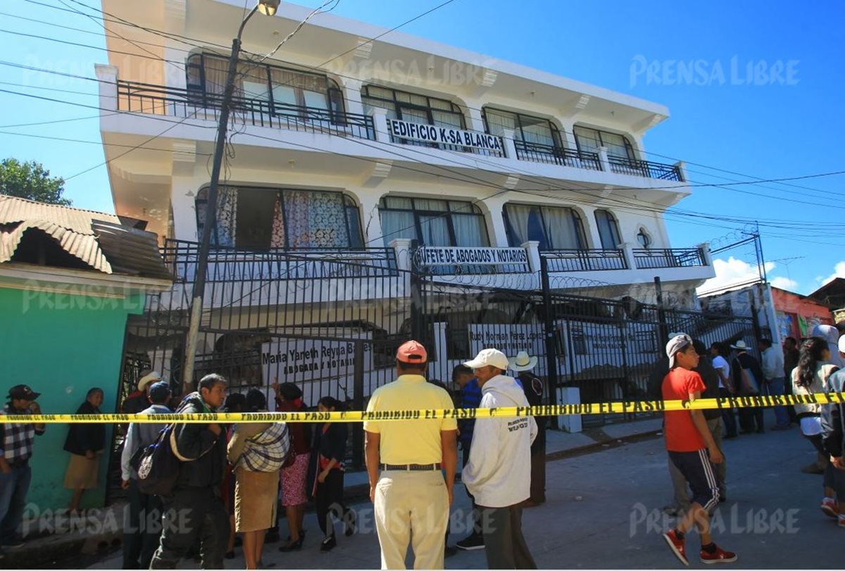 Vecinos observan edificio con evidentes daños en su infraestructura por el terremoto del jueves por la noche. (Foto Prensa Libre: Alvaro Interiano)