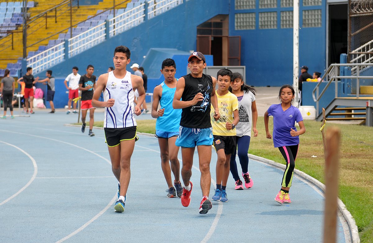 El grupo de marcha apadrinado por Érick Barrondo se entrena cada día en el estadio Doroteo Guamuch Flores con el objetivo de sobresalir. (Foto Prensa Libre: Gloria Cabrera)