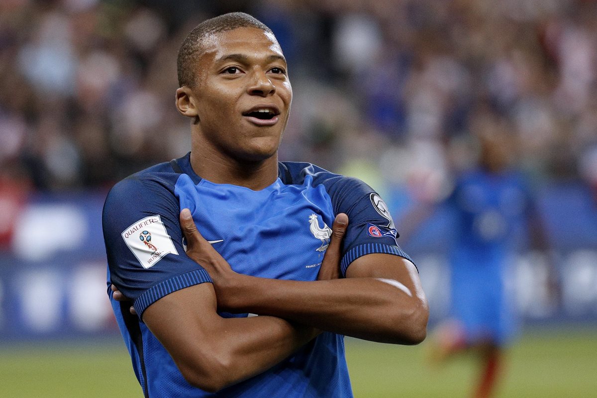 Mbappé es el delantero del momento en Europa y el PSG cerró su fichaje esta semana. (Foto Prensa Libre: EFE)