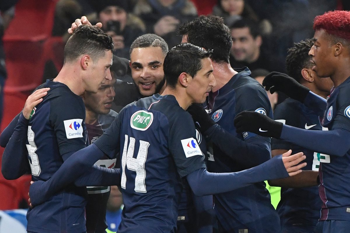 Los jugadores de PSG festejan luego una de las anotaciones. (Foto Prensa Libre: AFP)