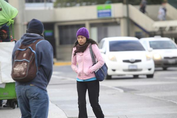 Las bajas temperaturas han obligado a los guatemaltecos a abrigarse (foto Prensa Libre: Erick Ávila)<br _mce_bogus="1"/>