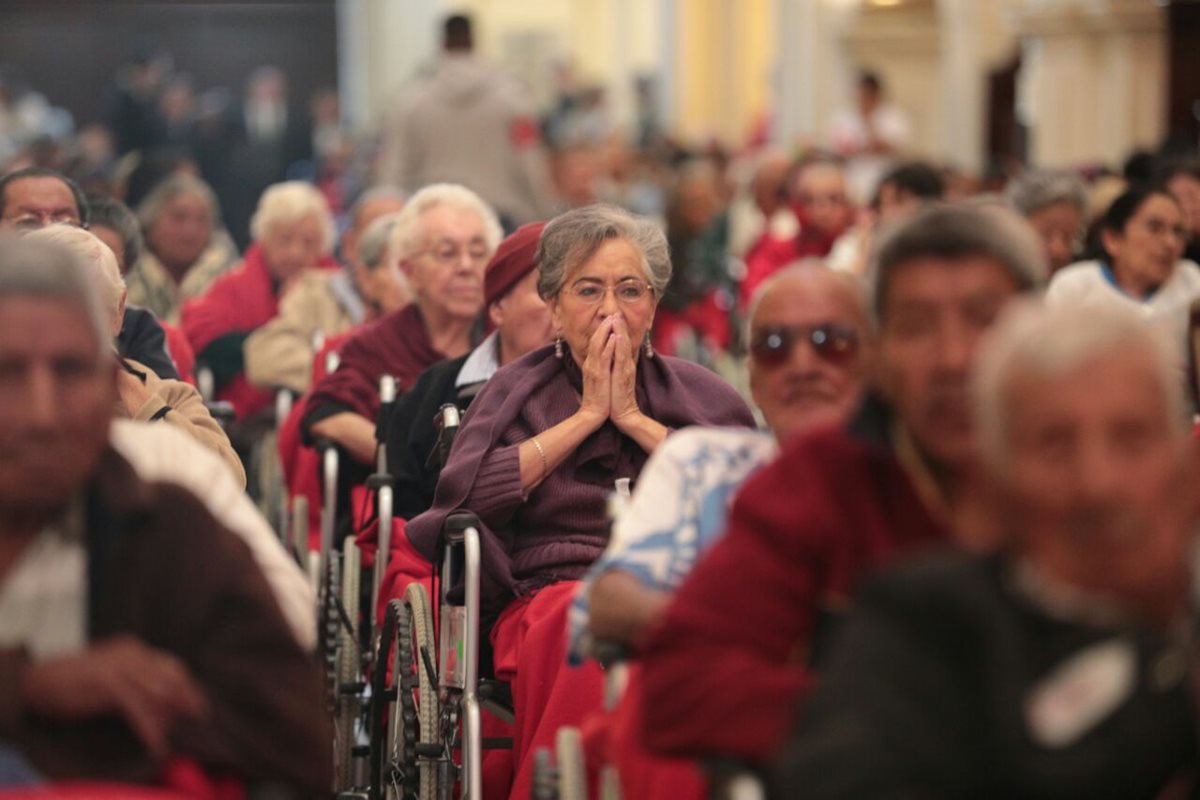 Los asistentes a la peregrinación participan en una misa, en la Parroquia Santo Domingo. (Foto Prensa Libre: Carlos Hernández Ovalle)