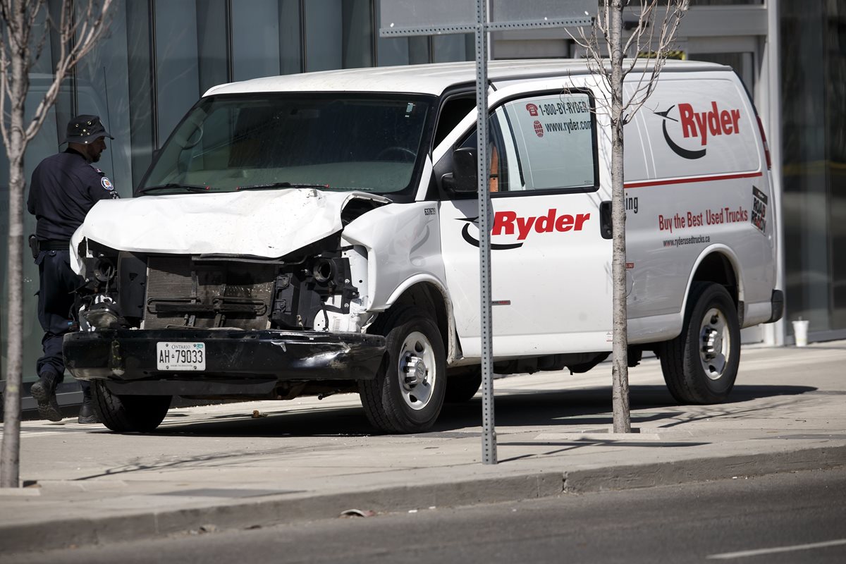 Esta es la camioneta con que se perpetró el atropello. (Foto Prensa Libre: AFP)