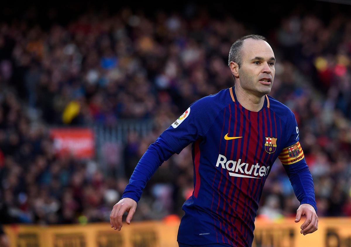 La magia de Ándres Iniesta sigue estando presente y es imprescindible en el Barcelona. (Foto Prensa Libre: AFP)