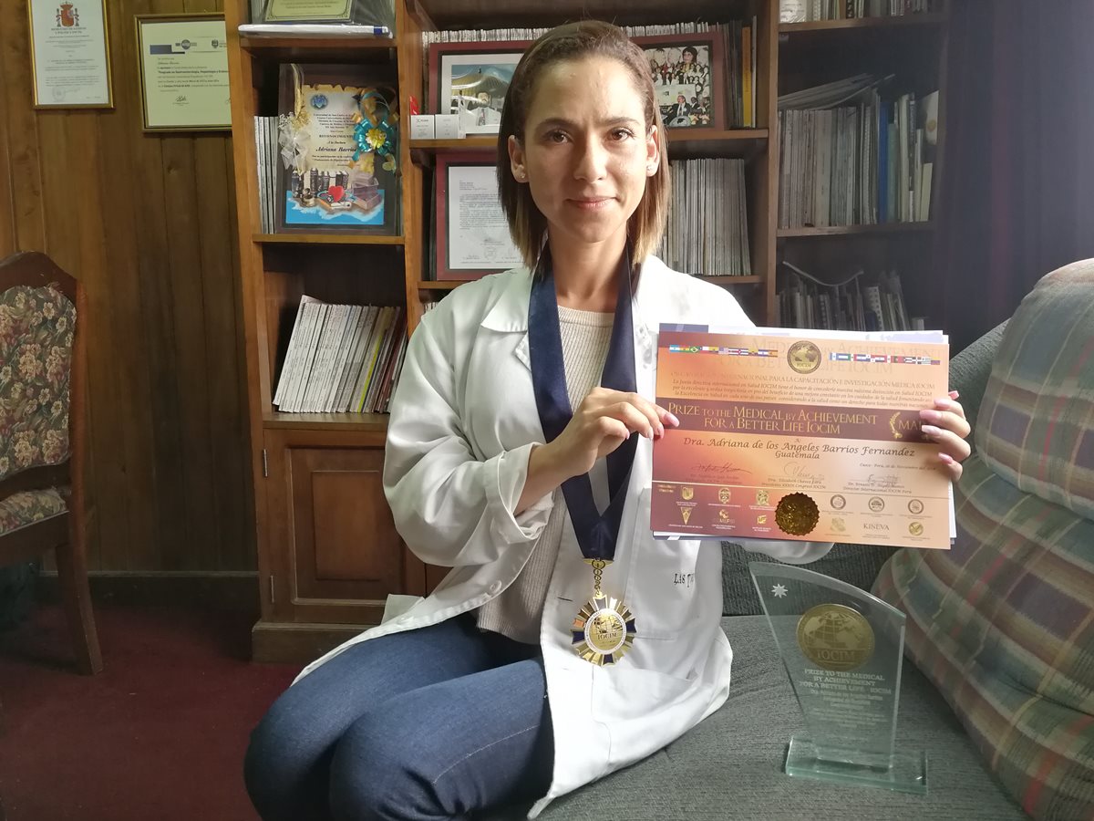 Adriana de los Ángeles Barrios Fernández, médica quetzalteca reconocida con el Prize to the Medical by Achivement for a Better Life. (Foto Prensa Libre: Fred Rivera)