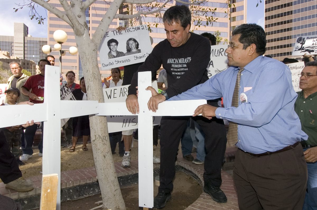 Rinden homenaje a inmigrantes que han muerto tratando de cruzar ilegalmente la frontera. (EFE).