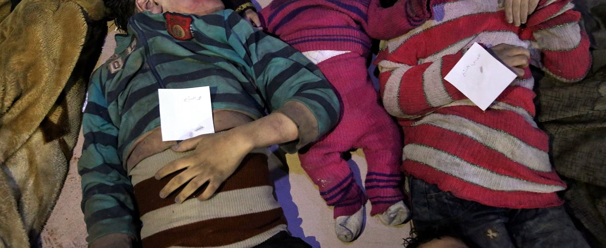 Varios de los menores muertos quedaron tendidos en sus camas o en los brazos de sus padres. (Foto Prensa Libre: EFE)