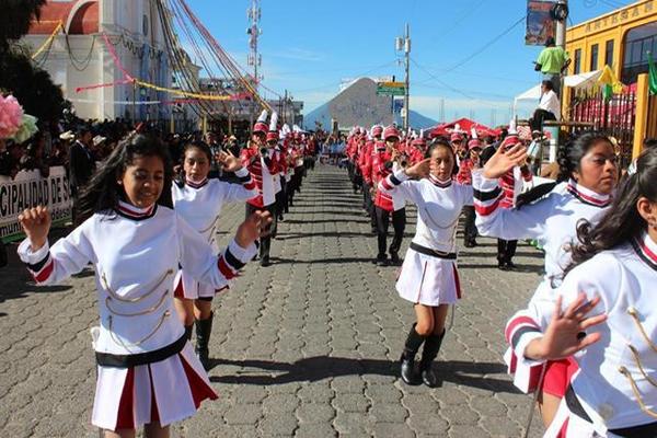 Un grupo de estudiantes presenta una coreografía en el desfile inaugural de la feria de Sololá. (Foto Prensa Libre: Édgar Sáenz) <br _mce_bogus="1"/>