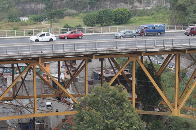 El puente Belice fue inaugurado en 1958 y desde entonces no recibe mantenimiento. (Foto: Hemeroteca PL)