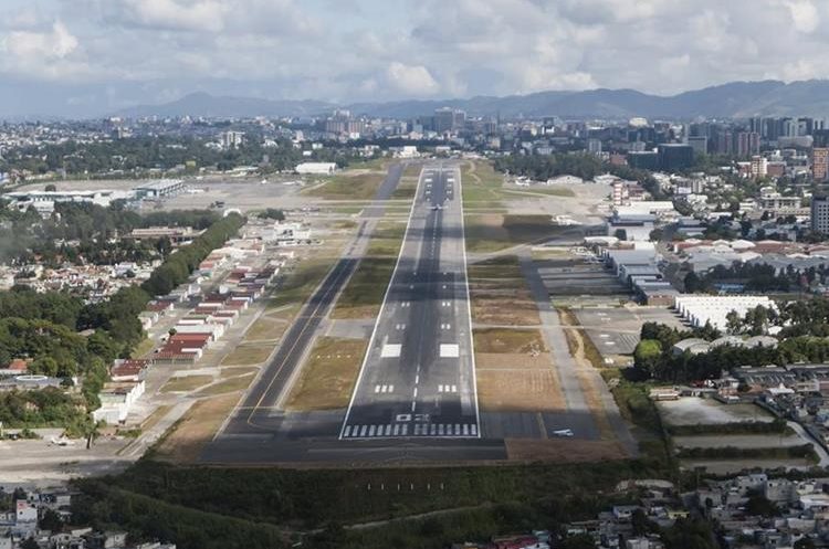 La pista del Aeropuerto Internacional La Aurora mide 3 mil metros de largo por 60 metros de ancho. (Foto Prensa Libre: Hemeroteca PL)