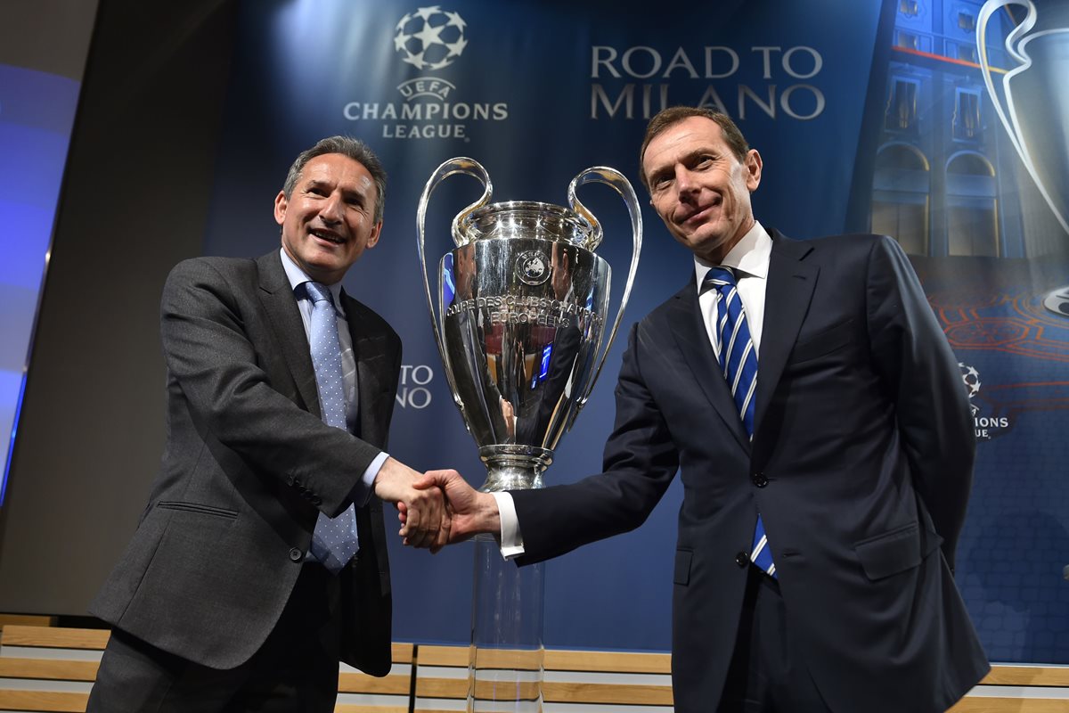 Emilio Butragueno representante del Real Madrid y Txiki Begiristain del Manchester City, se estrechan la mano después del sorteo de las semifinales de la Champions. (Foto Prensa Libre: AFP)