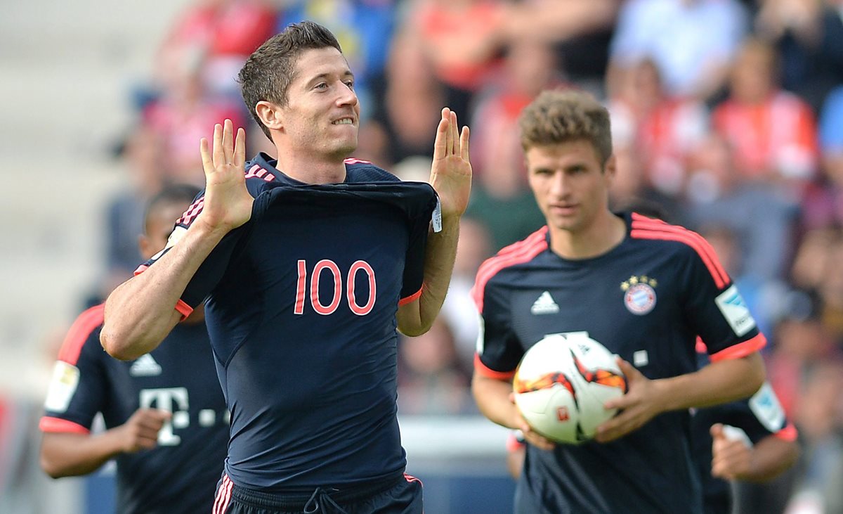 Lewandowski muestra la camisola con el número 100, en honor a su centena de goles en la Bundesliga. (Foto Prensa Libre: EFE)