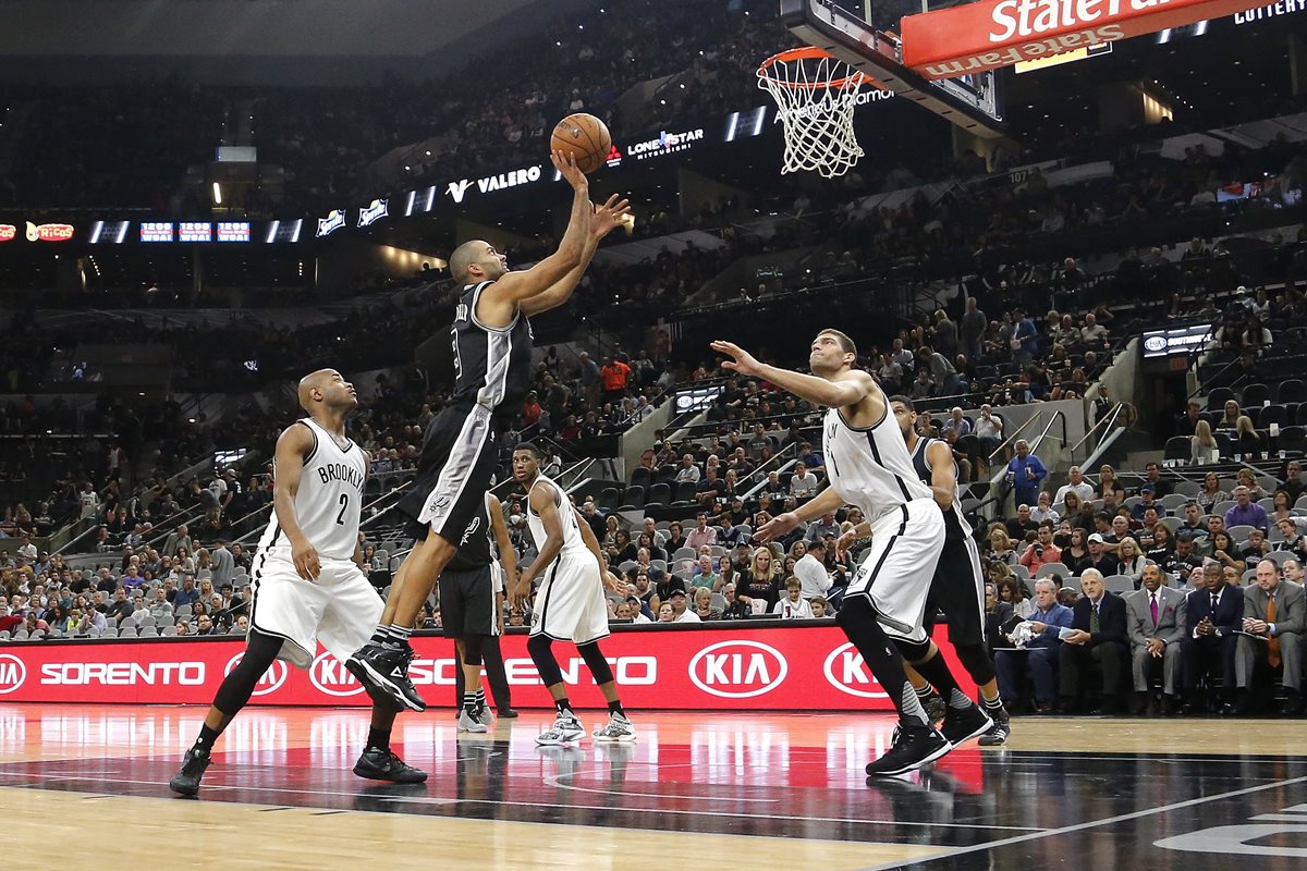 Tony Parker lanza el balón durante el partido de ayer frente a los Boston Celtics. (Foto Prensa Libre: AFP)