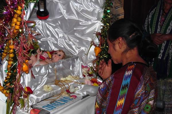 Familias de Comalapa, Chimaltenango, reciben en sus hogares cada año, una imagen del niño Dios. (Foto Prensa Libre: José Rosales)