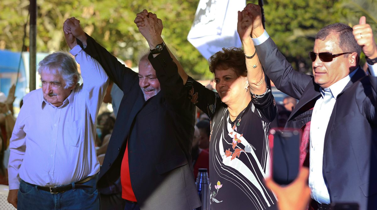 De izquierda a derecha: José Mujica, expresidente uruguayo; Lula da Silva, expresidente brasileño; Dilma Rousseff, expresidenta brasileña; y Rafael Correa, expresidente ecuatoriano, en el comienzo de la gira de Lula. (Foto Prensa Libre: AFP)