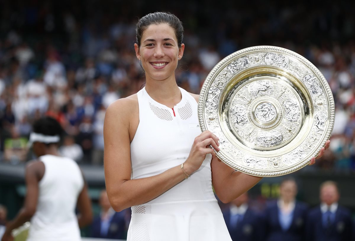 Fueron 23 años los que España tuvo que esperar para volver a ver a una compatriota levantar el cetro en Wimbledon. (Foto Prensa Libre: EFE)