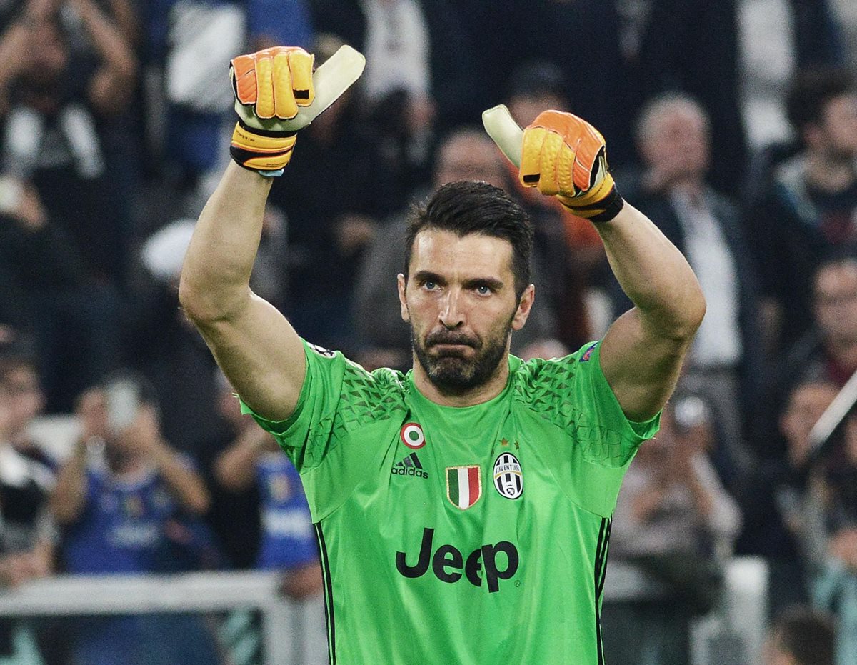 Gianluigi Buffon es la seguridad en el arco de la Juventus frente al Barcelona. (Foto Prensa Libre: EFE)