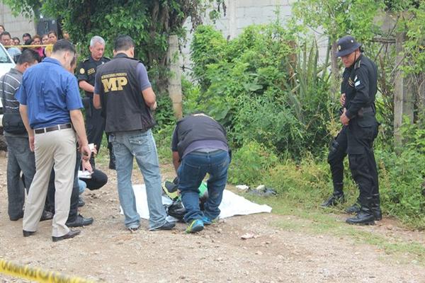 Fiscales del Ministerio Público, revisan la escena del crimen ocurrido en Chiquimula. (Foto Prensa Libre: Edwin Paxtor)<br _mce_bogus="1"/>