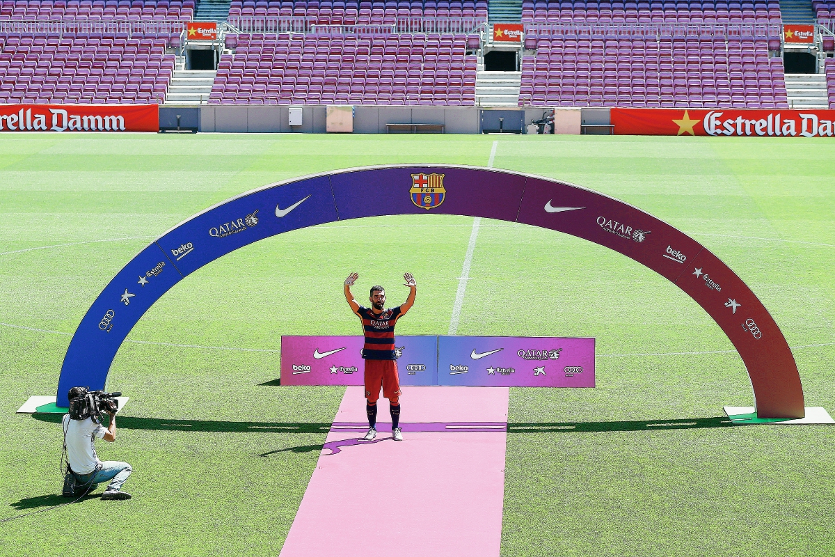 Arda Turan saluda a los seis mil aficionados que se hicieron presentes en el Camp Nou. (Foto Prensa Libre: AP)