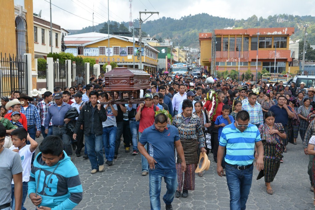 Sepelio de José Elías Chumil en la cabecera de Sololá. (Foto Prensa Libre: Édgar Sáenz).