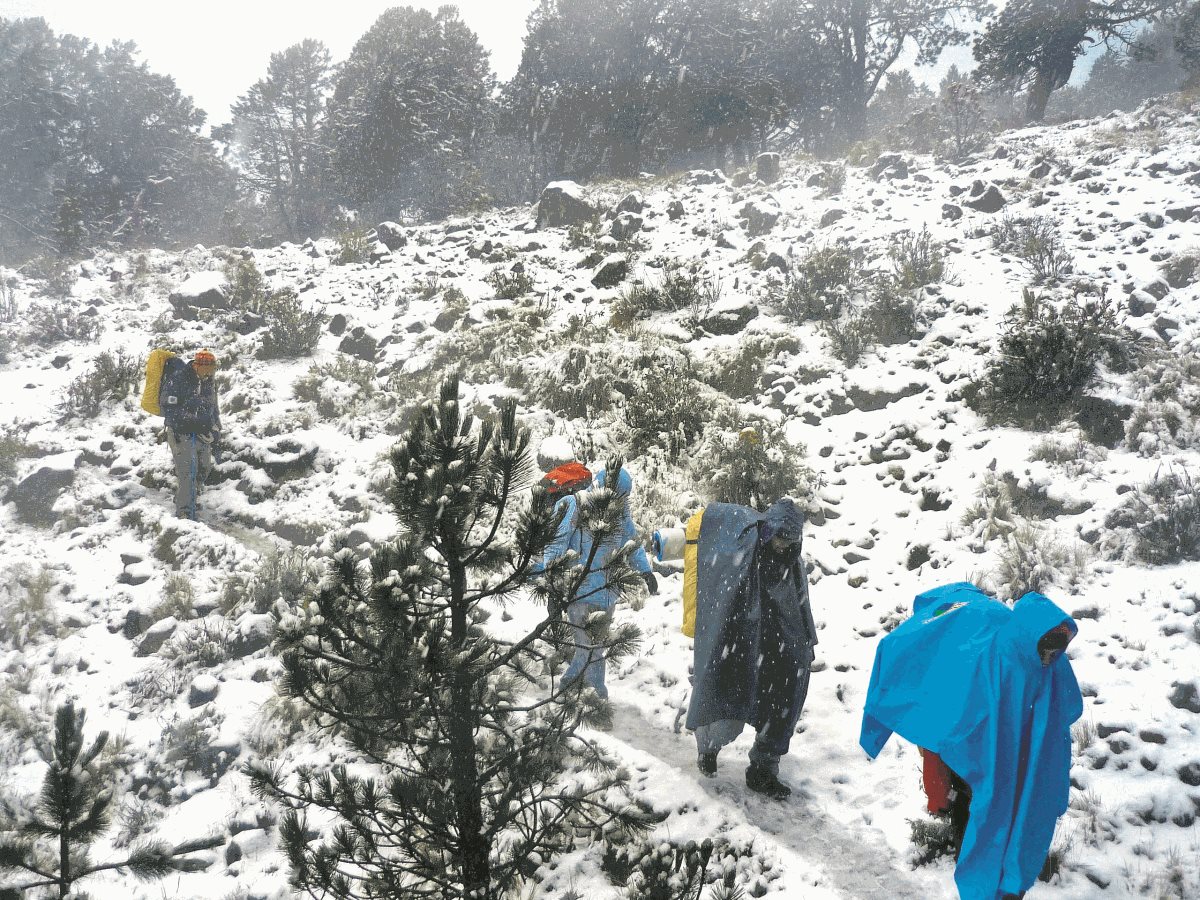 Portada de Prensa Libre del 22/12/201 Montañistas sube el volcán Tajumulco durante una Inusual nevada(Foto: Hemeroteca PL)