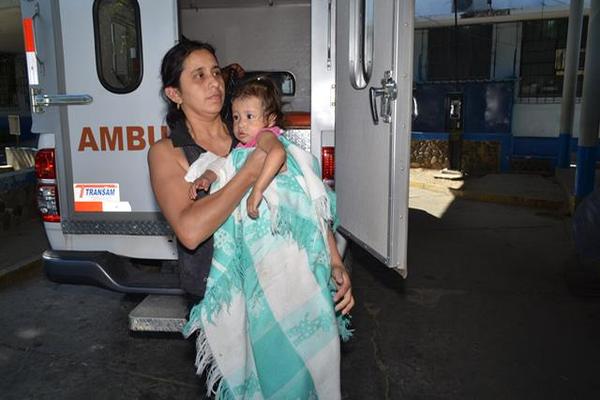 Una niña de año y medio de edad fue trasladada por los bomberos hacia el hospital de Zacapa, debido a quemaduras que sufrió. (Foto Prensa Libre: Víctor Gómez)