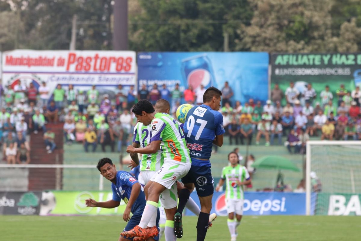 El mexicano Arce (97) pelea la pelota en medio de la defensa de Antigua GFC.