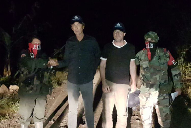 Momento en que son entregados por el ELN los periodistas holandeses Derk Johannes Bolt (2o. a la izquierda) y el camarógrafo, Eugenio Ernest Marie Follender (2d) en El Tarra (Colombia) a quienes mantuvo secuestrados la guerrilla del ELN. (Foto, Prensa Libre: EFE)