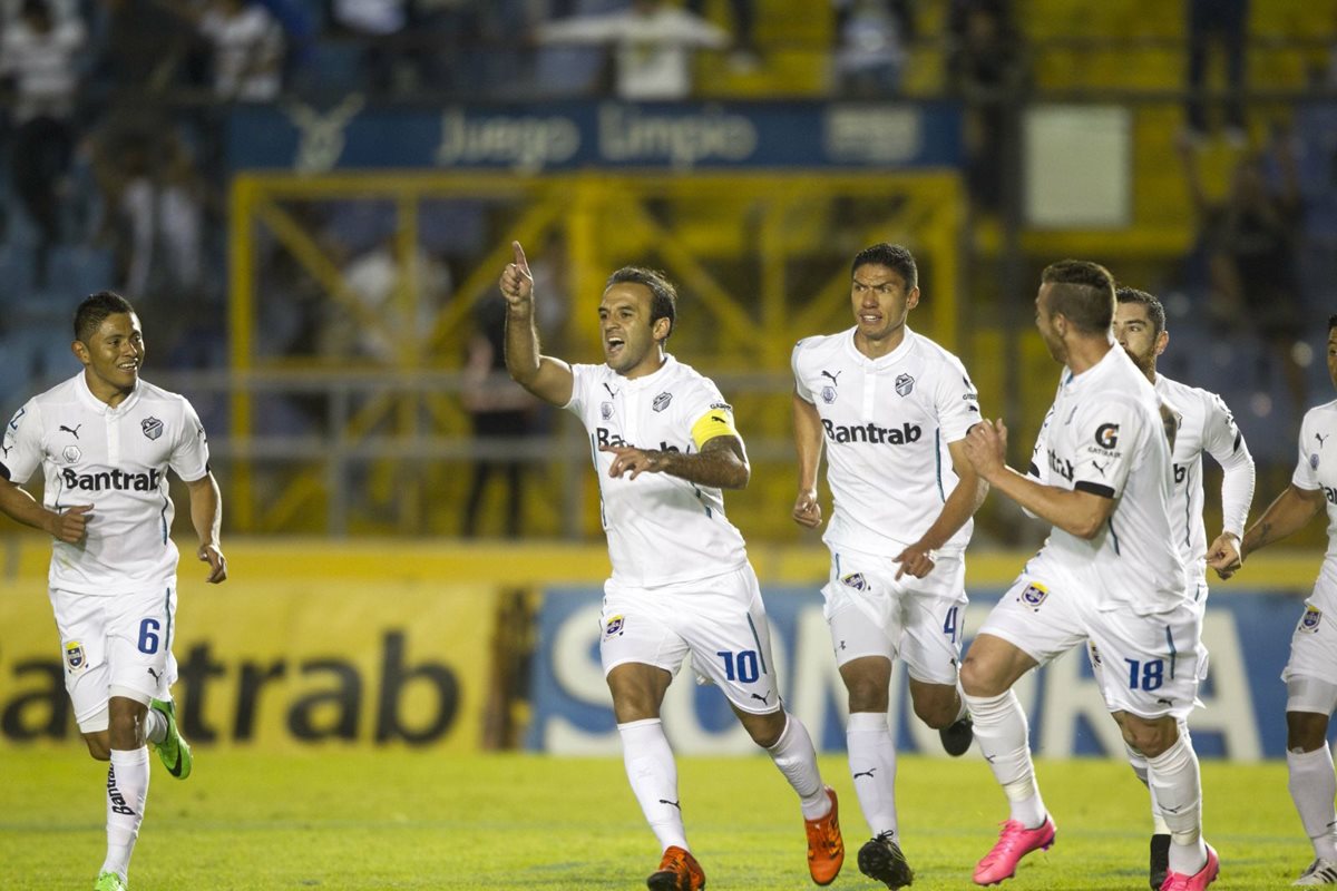 José Contreras abrió la brecha al triunfo para los cremas este sábado. (Foto Prensa Libre: Norvin Mendoza)