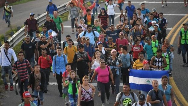 Los migrantes caminan en masa por la carretera entre Ciudad Hidalgo y Tapachula, en Chiapas, en el sureste de México. (AFP/GETTY).