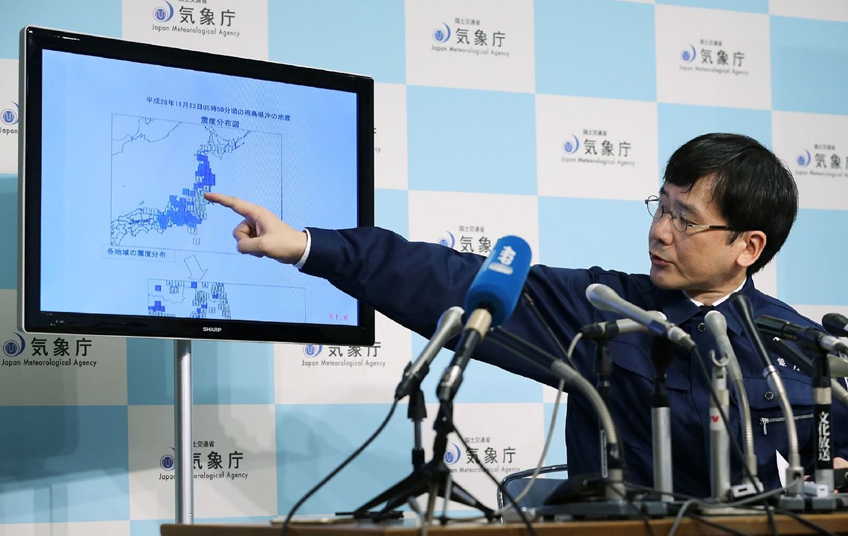 El funcionario de la Agencia Meteorológica de Japón, Koji Nakamura, informa sobre el terremoto que azotó el noreste del país. (Foto Prensa Libre: AFP).