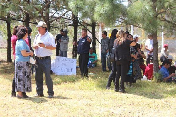 Un grupo de representantes de aserraderos permanece en la sede del Inab en San Cristóbal Totonicapán, para exigir que normativa quede sin efecto. (Foto Prensa Libre: Édgar Domínguez)<br _mce_bogus="1"/>